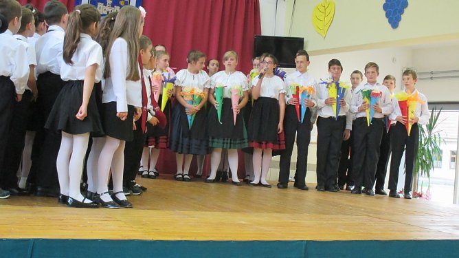 &Uuml;bergabe der Zuckert&uuml;ten an die Erstkl&auml;ssler (Foto: Dont)