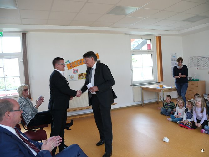 &Uuml;bergabe F&ouml;rderbescheid (Foto: Ilka K&uuml;hn)