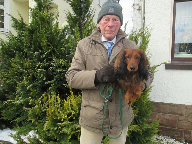 Rentner mit seinem Dackel (Foto: Karin Ziegler)