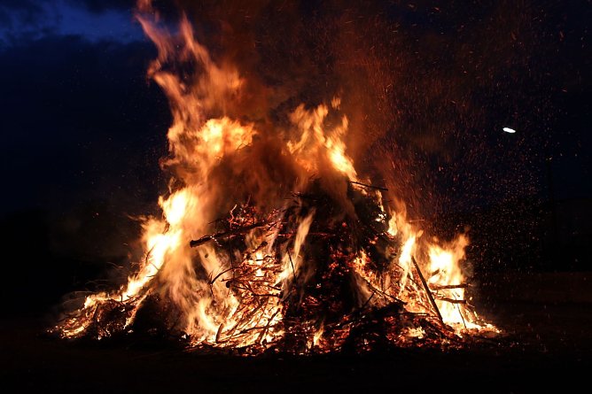 Osterfeuer (Foto: Feuerwehr Heiligenstadt) Osterfeuer (Foto: Feuerwehr Heiligenstadt)