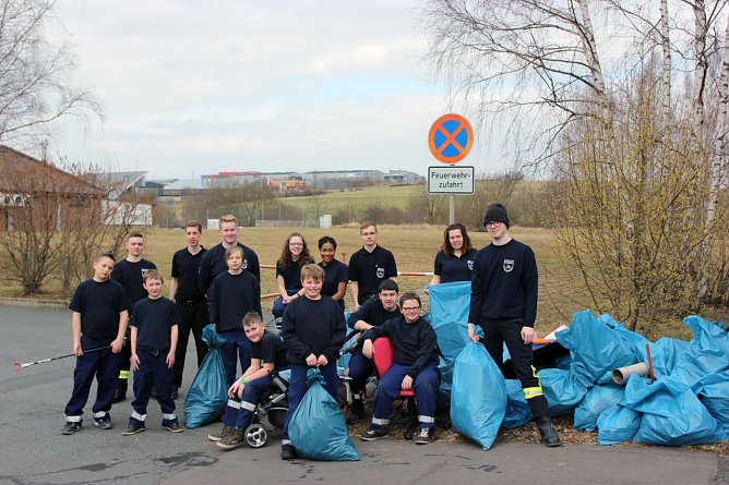 Jugendfeuerwehr beim Fr&uuml;hjahrsputz (Foto: Jugendfeuerwehr)
