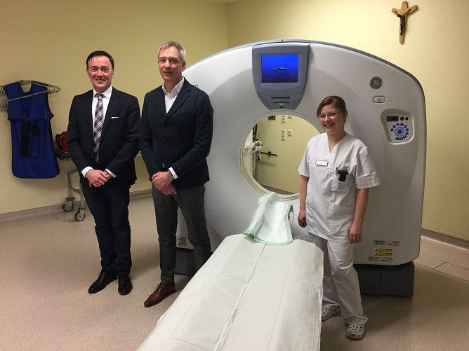 Freuen sich auf die Zusammenarbeit: Gesch&auml;ftsf&uuml;hrer Markus Kohlstedde, Radiologe Dr. med. Holger Schwantes und die Medizinisch-technische Radiologieassistentin Kathrin B&uuml;schleb am Computertomographen. (Foto: St. Martini)