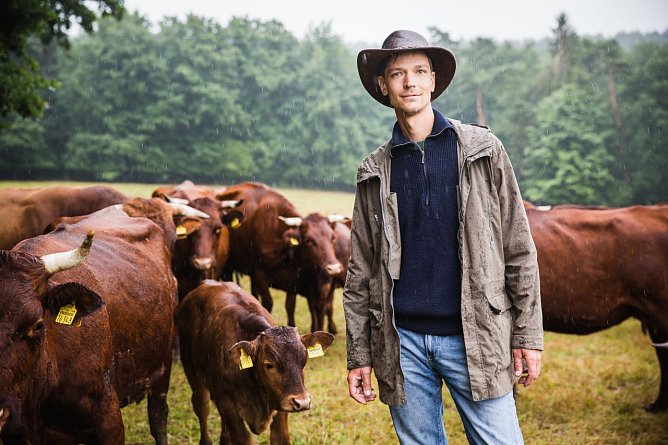 Biolandwirt Daniel Wehmeyer mit der Herde (Foto: Heinz-Sielmann-Stiftung)