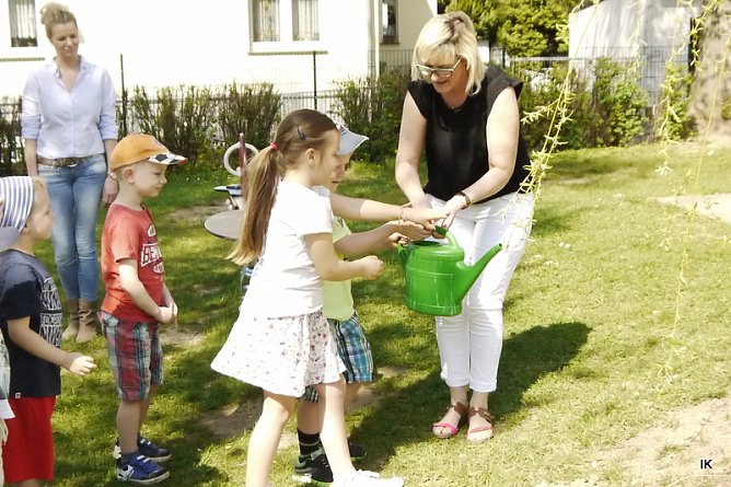 Kinder beim Gie&szlig;en (Foto: Ilka K&uuml;hn)