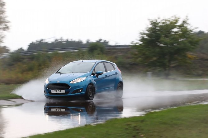 Ganzjahresreifen - bei N&auml;sse entscheidet die Temperatur des Asphalts &uuml;ber den Bremsweg (Foto: ADAC)