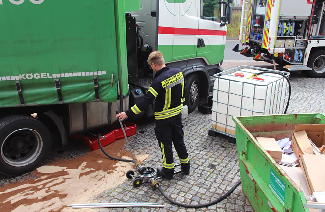 Öl läuft aus (Foto: Feuerwehr Heiligenstadt) Öl läuft aus (Foto: Feuerwehr Heiligenstadt)
