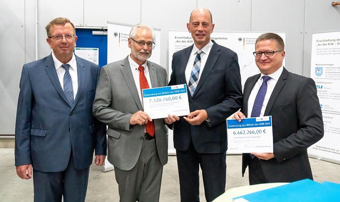 &Uuml;bergabe F&ouml;rdermittelbescheide (Foto: Stadtverwaltung)