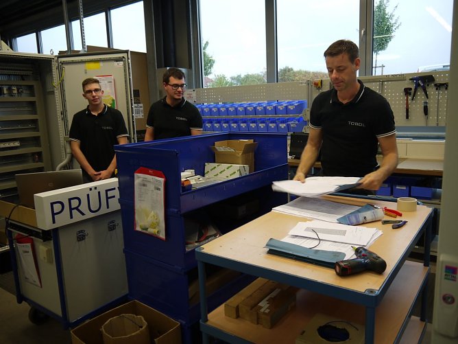 Azubis mit Lehrausbilder (Foto: Ilka K&uuml;hn)