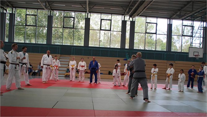 Techniklehrgang (Foto: Ju-Jutsu-Verein) Techniklehrgang (Foto: Ju-Jutsu-Verein)