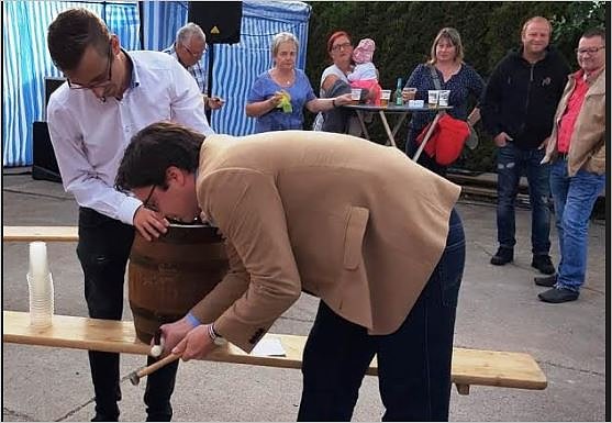 Fa&szlig;bieranstich durch Ortsb&uuml;rgermeister (Foto: Privat)