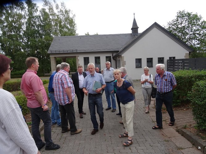 Begehung Friedhof (Foto: Ilka Kühn) Begehung Friedhof (Foto: Ilka Kühn)