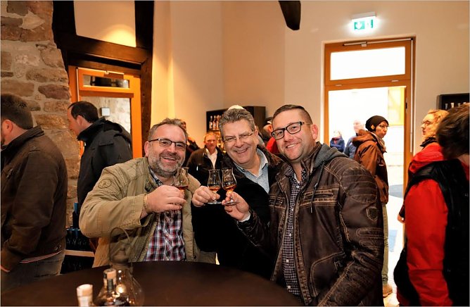 G&auml;ste beim Verkosten (Foto: Ren&eacute; Wei&szlig;bach)