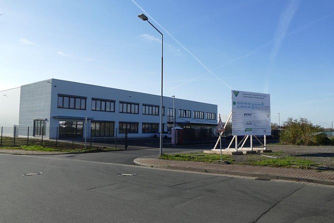 Zeitgleich mit dem neuen OPEL-Autohaus wird am kommenden Wochenende auch das neue Geb&auml;ude der Firma Wessels & M&uuml;ller im Gewerbegebiet Im Krug offiziell &uuml;bergeben. Es wurde auf einem Peter-Grundst&uuml;ck errichtet und beherbergt eine Logistikhalle und einen Verwaltungstrakt. (Foto: Autohaus Peter GmbH)