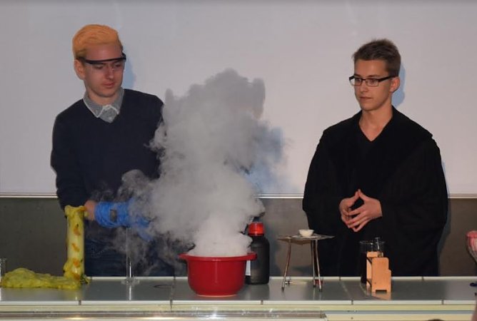 Versuch (Foto: Gymnasium)