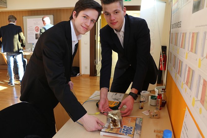 Thomas Rieger und Tilman Kühne mit ihrer "Grätzelzelle" (Foto: Angelo Glashagel) Thomas Rieger und Tilman Kühne mit ihrer "Grätzelzelle" (Foto: Angelo Glashagel)
