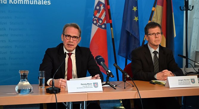 Innenminister Georg Maier und J&uuml;rgen Becker, der f&uuml;r die Kriminalit&auml;tsbek&auml;mpfung zust&auml;ndige Referatsleiter im Th&uuml;ringer Ministerium f&uuml;r Inneres und Kommunales, stellten die Statistik zur politisch motivierten Kriminalit&auml;t vor. (Foto: TMIK/Torsten Stahlberg)