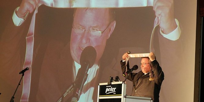 Richard Hentrich segnete so manchen Neubau, hier im vergangenen Jahr ein neues Autohaus der Peter-Gruppe (Foto: nnz)