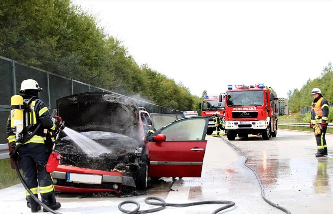 Brennendes Auto gel&ouml;scht (Foto: Feuerwehr Heiligenstadt)