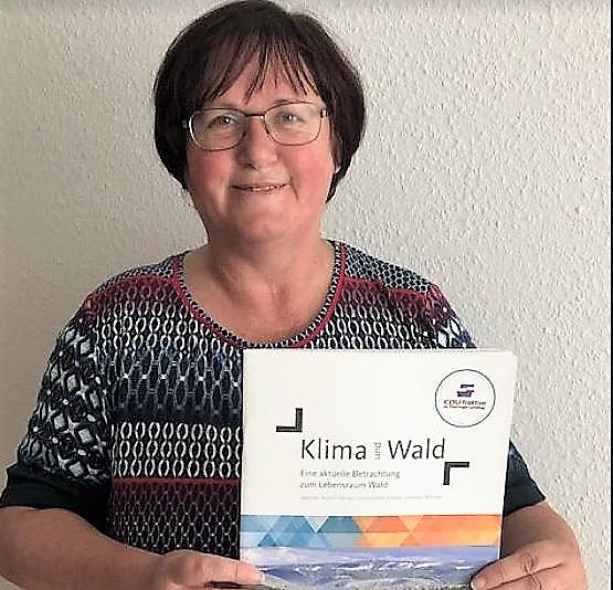 Christina Tasch mit neuer Brosch&uuml;re (Foto: Privat)