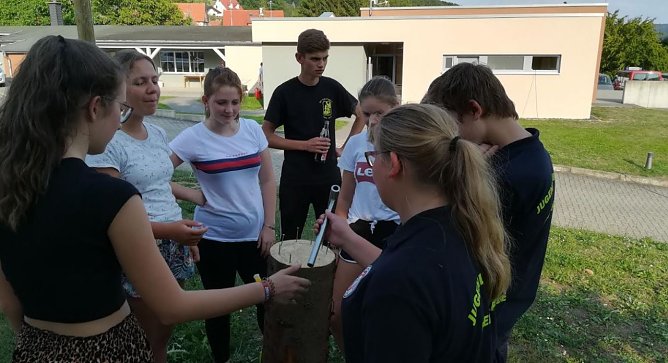 N&auml;gel einschlagen (Foto: Feuerwehr Heiligenstadt)