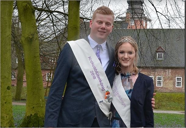 Krokusbl&uuml;tenk&ouml;nigin und -k&ouml;nig (Foto: Tourismus und Stadtmarketing Husum)