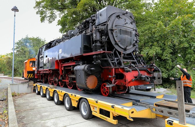 Auf nach Th&uuml;ringen: Am vergangenen Montag wurde die Brockenlok 99 7237 in Wernigerode auf einen Stra&szlig;entieflader der Eisenbahn- Bau- und Betriebsgesellschaft Pressnitztalbahn mbH verladen und ins Dampflokwerk Meiningen transportiert  (Foto: HSB/Dirk Bahnsen)
