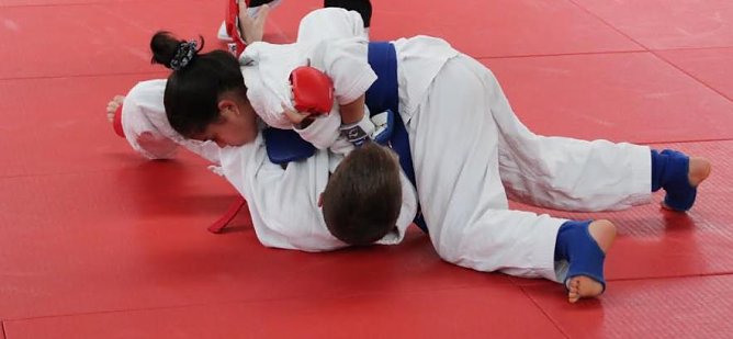 Oula Al Samman erk&auml;mpft sich eine Festhalte (Foto: Karin Eckert)