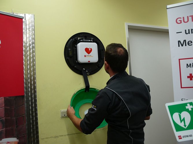 Christian Schneider verschließt den Defibrillator (Foto: Ilka Kühn) Christian Schneider verschließt den Defibrillator (Foto: Ilka Kühn)