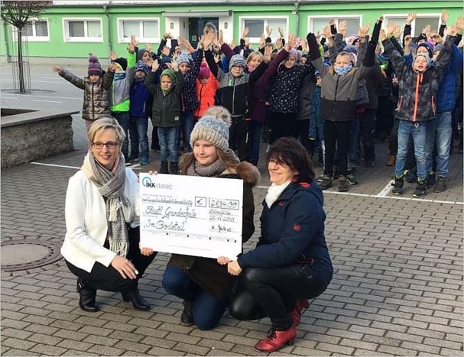 Scheck&uuml;bergabe (Foto: ikk classic)