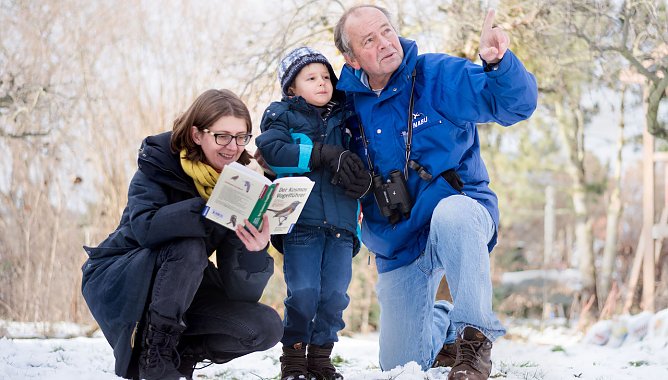 Familie im Schnee (Foto: NABU_Sebastian Hennigs)