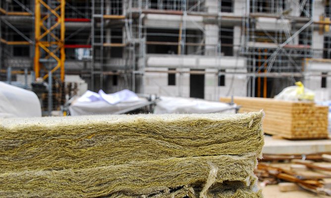 Dämmen (Foto: IG Bau) Dämmen (Foto: IG Bau)