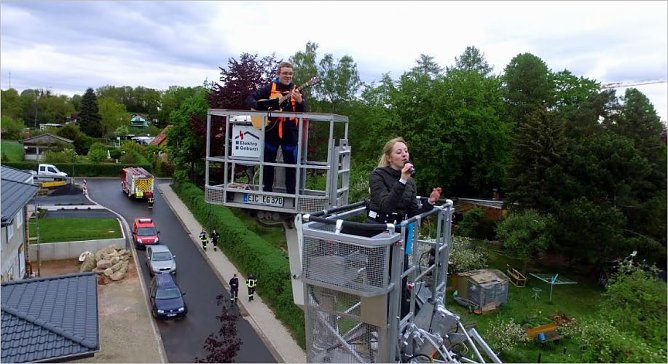 Band im Drehleiterkorb (Foto: Feuerwehr Heiligenstadt) Band im Drehleiterkorb (Foto: Feuerwehr Heiligenstadt)