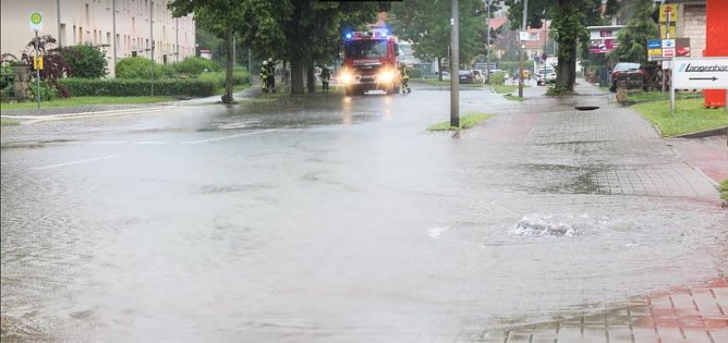 Dingelst&auml;dter Stra&szlig;e unter Wasser (Foto: Feuerwehr Heiligenstadt)