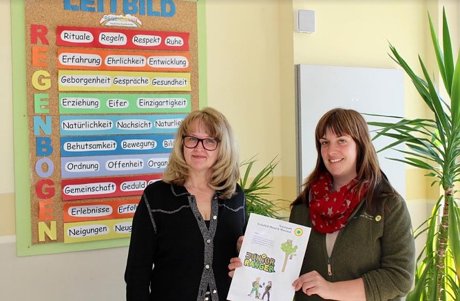 &Uuml;bergabe an der Grundschule Geismar (Foto: Naturpark Eichsfeld Hainich Werratal)