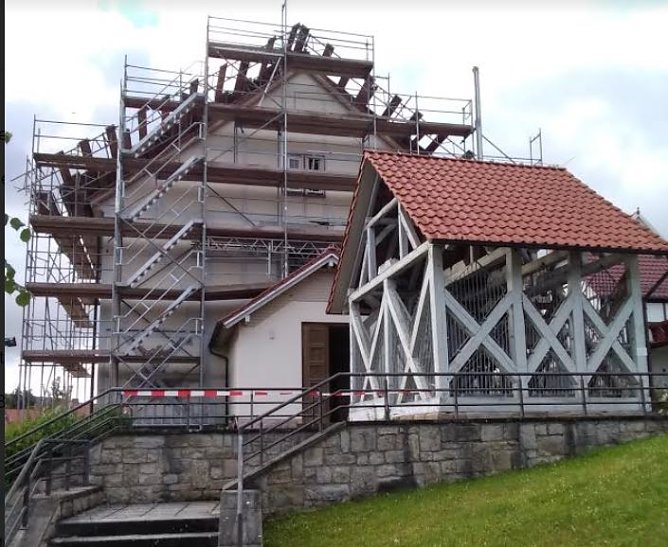 Gerüst an der Kirche in Hundeshagen (Foto: Tobias Reinhold) Gerüst an der Kirche in Hundeshagen (Foto: Tobias Reinhold)