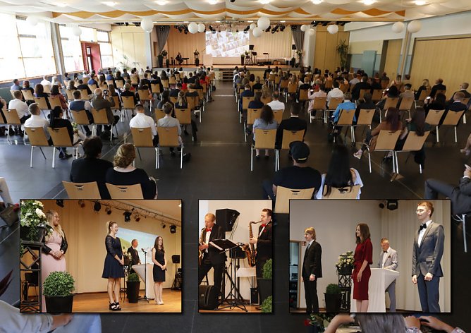 Zeugnis&uuml;bergabe (Foto: Nadine Boehlitz)