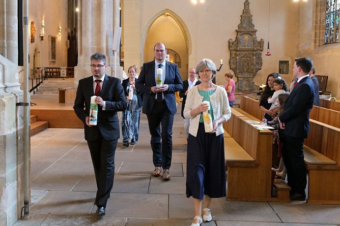 Einzug der Sendungskandidaten in den Gottesdienst im Erfurter Dom (Foto: Peter Weidemann)