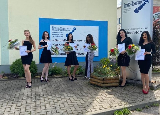 Freude &uuml;ber den bestandenen Abschluss (Foto: Internationales Bildungs- und Sozialwerk e.V. Leinefelde)