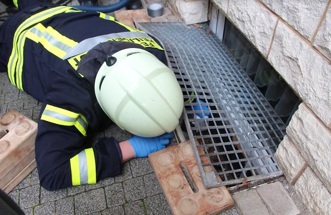Feuerwehr rettet V&ouml;gel aus einem Schacht (Foto: Feuerwehr Heiligenstadt)