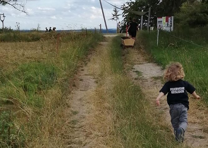 Wanderung zum Mittelpunkt Deutschlands (Foto: Markus Janitzki) Wanderung zum Mittelpunkt Deutschlands (Foto: Markus Janitzki)