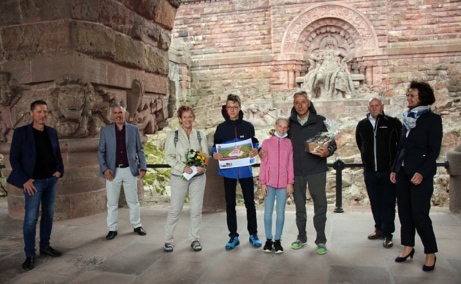 Einmillionster Besucher am stürmischen Kyffhäuser-Denkmal (Foto: Karl-Heinz Herrmann) Einmillionster Besucher am stürmischen Kyffhäuser-Denkmal (Foto: Karl-Heinz Herrmann)