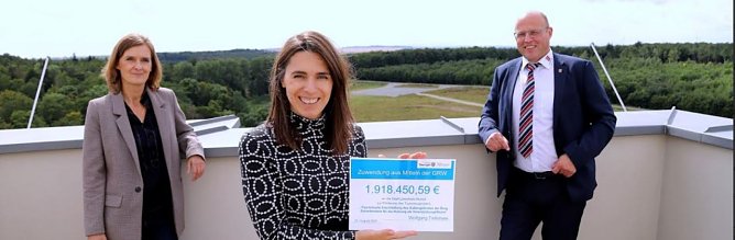 Natalie H&uuml;nger (li) und Marko Grosa freuen sich &uuml;ber die Zuwendung. (Foto: Ren&eacute; Wei&szlig;bach)