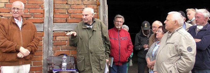 Eduard Fritze erzählt (2.v.li.) (Foto: Bernward Seipel) Eduard Fritze erzählt (2.v.li.) (Foto: Bernward Seipel)