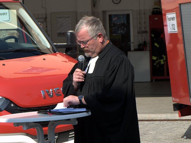 Pfarrer Schmudde segnete die Feuerwehrleute und das Fahrzeug (Foto: Ilka K&uuml;hn)