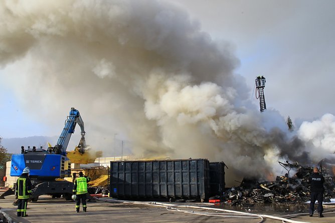 Gro&szlig;brand in Schrotthandel gel&ouml;scht (Foto: Silvio Dietzel)
