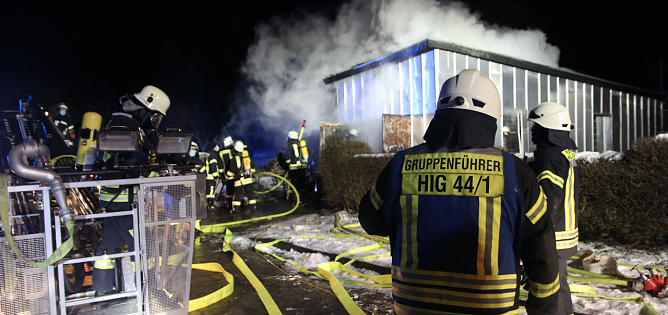 Brennendes Gartenhaus in G&uuml;nterode (Foto: Feuerwehr Heiligenstadt)