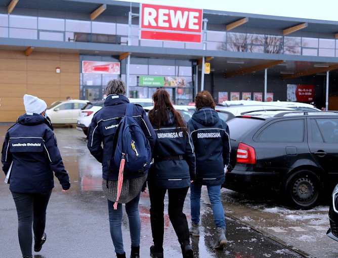 Mitarbeiter auf Kontrollgang (Foto: René Weißbach) Mitarbeiter auf Kontrollgang (Foto: René Weißbach)