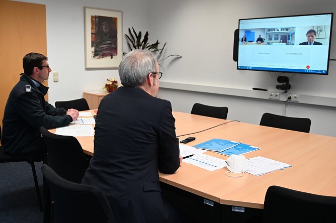 Innenminister Maier unterzeichnet Vereinbarung (Foto: Th&uuml;ringer Innenministerium)