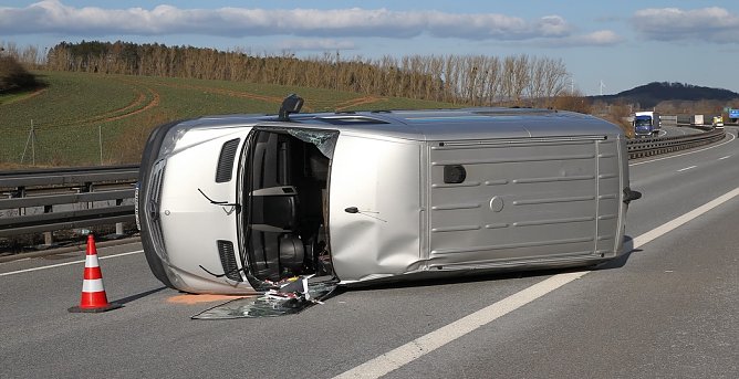 Reifenplatzer f&uuml;hrt zu Unfall (Foto: S. Dietzel)