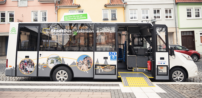 Elektrisierend mobil: Mit diesem StadtBus-Unikat sind Fahrg&auml;ste in der Kurstadt CO2-frei unterwegs. (Foto: Eichsfeldwerke GmbH)